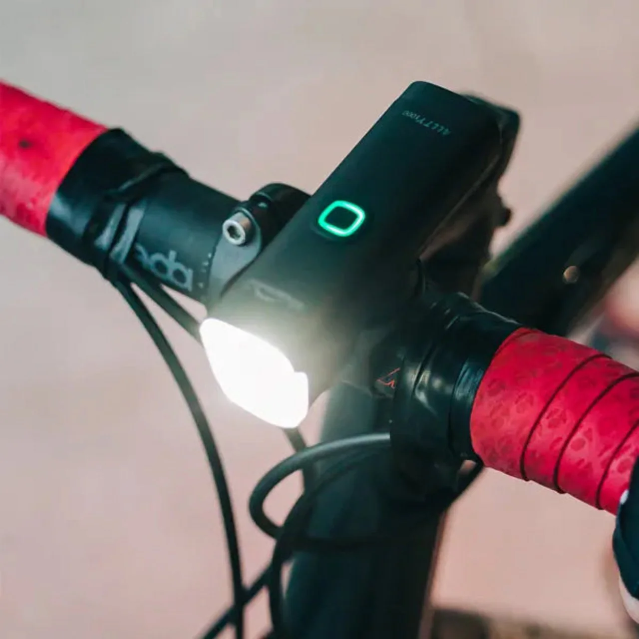 ALLTY 1000 Lightweight Front Bike Light - Image 3
