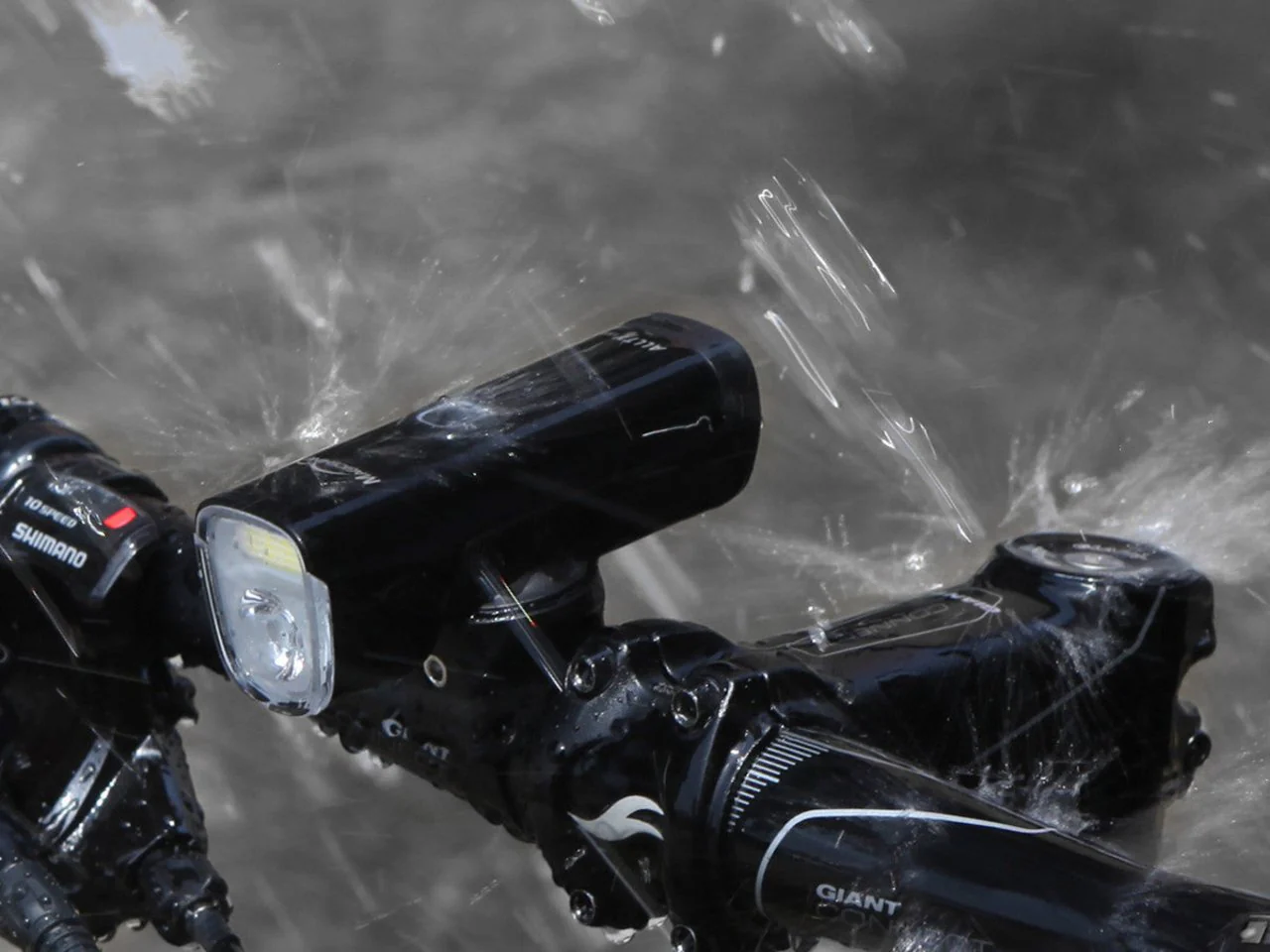 ALLTY 1000 Lightweight Front Bike Light - Image 8